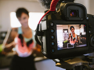 Kamera-Influencerin-224885969-AS-Jacob-Lund