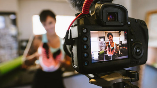 Kamera-Influencerin-224885969-AS-Jacob-Lund