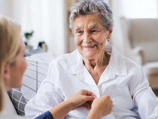 Seniorin-Pflegekraft-244536746-AS-Halfpoint