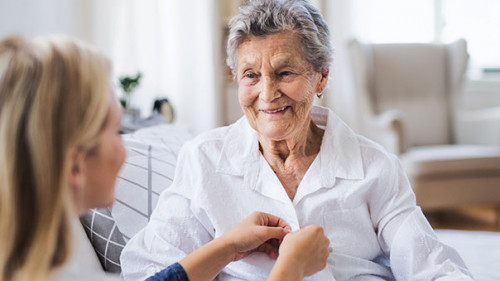 Seniorin-Pflegekraft-244536746-AS-Halfpoint