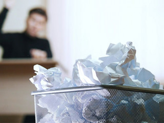 Papierkorb-Mann-Buero-233287869-AS-Barselona-Dreams