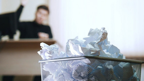 Papierkorb-Mann-Buero-233287869-AS-Barselona-Dreams