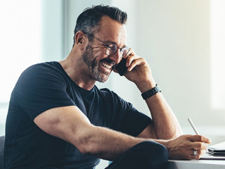 Mann-telefoniert-265142105-AS-Jacob-Lund