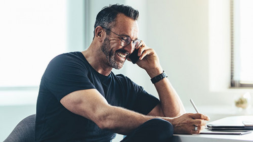 Mann-telefoniert-265142105-AS-Jacob-Lund