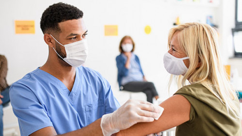 Impfung-379362936-AS-Halfpoint