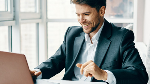 Anzugtraeger-laptop-Laecheln-308630092-AS-SHOTPRIME-STUDIO