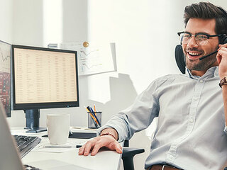 Mann-Telefon-Boerse-266082093-AS-Friends-Stock