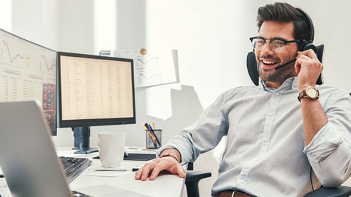 Mann-Telefon-Boerse-266082093-AS-Friends-Stock