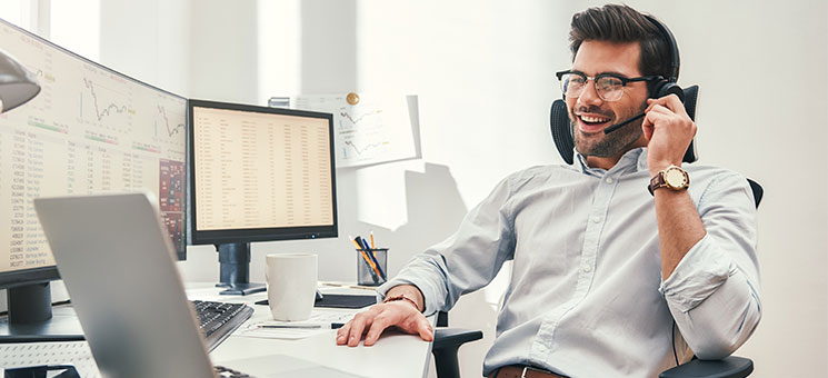 Mann-Telefon-Boerse-266082093-AS-Friends-Stock