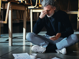 Restaurantbesitzer-verzweifelt-397814450-AS-Halfpoint