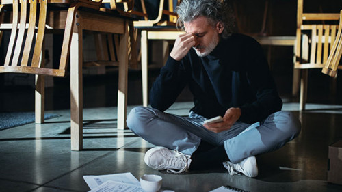 Restaurantbesitzer-verzweifelt-397814450-AS-Halfpoint