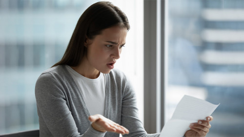 Frau-Brief-fassungslos-390971225-AS-fizkes