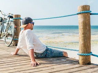 Mann-Fahrrad-Strand-418600849-AS-Soloviova-Liudmyla