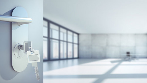 Buerogebaeude-Schluessel-210036296-AS-peterschreiber-media