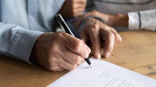 Senior-Unterschrift-338277282-AS-fizkes