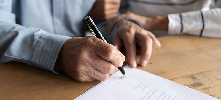 Senior-Unterschrift-338277282-AS-fizkes