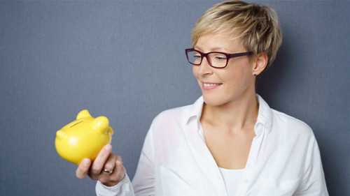 Frau-Sparschwein-170681245-AS-contrastwerkstatt