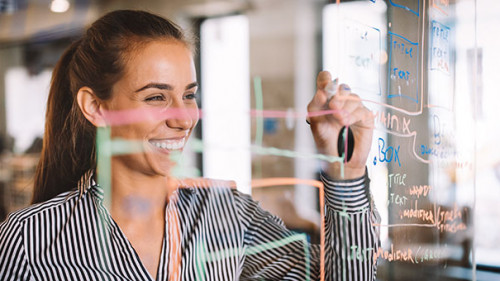 Frau-malt-an-Scheibe-313059628-AS-NDABCREATIVITY