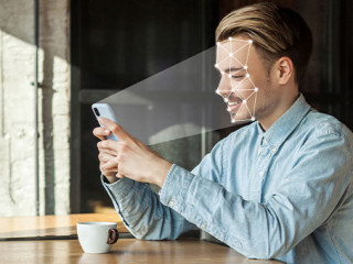 Mann-Smartphone-Gesichtserkennung-286294449-AS-khosrork