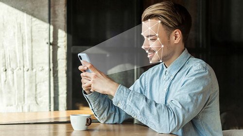 Mann-Smartphone-Gesichtserkennung-286294449-AS-khosrork