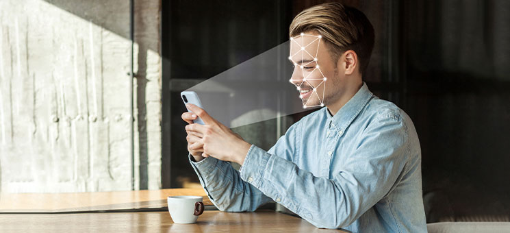Mann-Smartphone-Gesichtserkennung-286294449-AS-khosrork