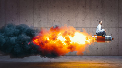 Mann-reitet-Rakete-406732337-AS-tiero