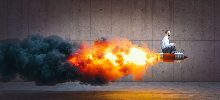Mann-reitet-Rakete-406732337-AS-tiero