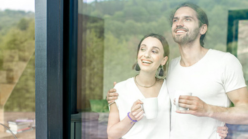 Paar-Fenster-Haus-208491988-AS-rh2010