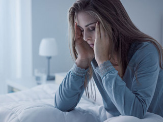 Frau-Bett-erschoepft-168591803-AS-StockPhotoPro