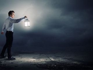 Anzugtraeger-Laterne-75676765-AS-Sergey-Nivens