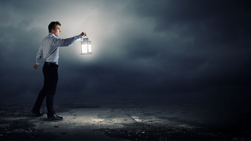 Anzugtraeger-Laterne-75676765-AS-Sergey-Nivens