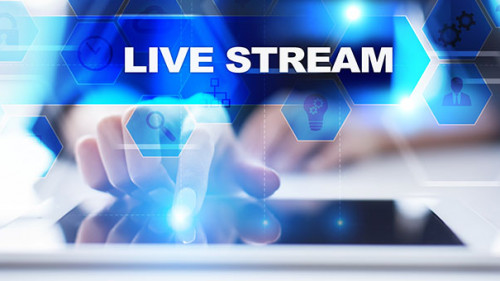 Frau-Tablet-Live-Stream-157639286-AS-WrightStudio