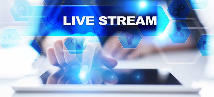 Frau-Tablet-Live-Stream-157639286-AS-WrightStudio