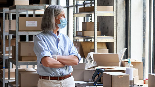 Frau-Maske-Lager-387851194-AS-insta-photos