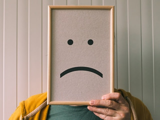 Mann-Bilderrahmen-traurig-128579164-AS-Bits-and-Splits