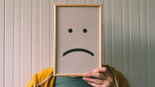 Mann-Bilderrahmen-traurig-128579164-AS-Bits-and-Splits