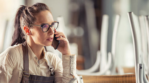 Frau-Telefon-Restaurant-geschlossen-413205254-AS-weyo