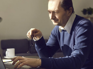 Mann-Laptop-416502944-AS-Studio-Romantic