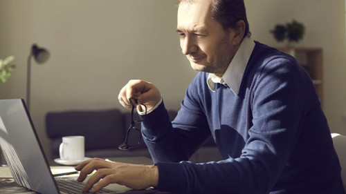 Mann-Laptop-416502944-AS-Studio-Romantic