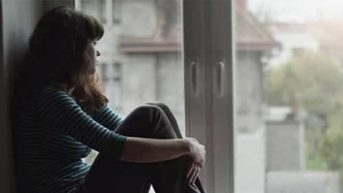 Frau-traurig-Fenster-331624672-AS-Tunatura