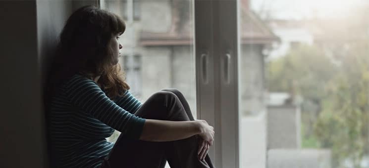 Frau-traurig-Fenster-331624672-AS-Tunatura