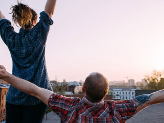 Paar-Balkon-174755834-AS-igor-kell