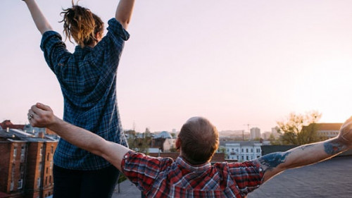 Paar-Balkon-174755834-AS-igor-kell