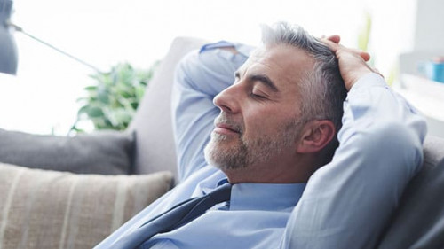 Anzugtraeger-entspannt-114730885-AS-stokkete