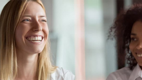 Happy-Kollegen-354320386-AS-fizkes