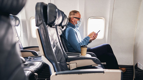 Fluggast-Maske-388785891-AS-Viacheslav-Iakobchuk