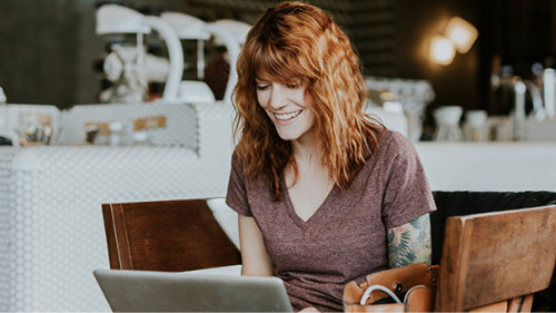 Frau-Laptop-2591245-PB-StockSnap