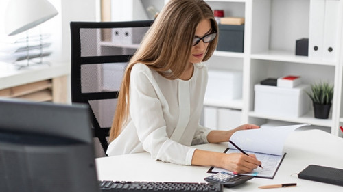 Frau-Buero-213081166-AS-Ivan-Traimak