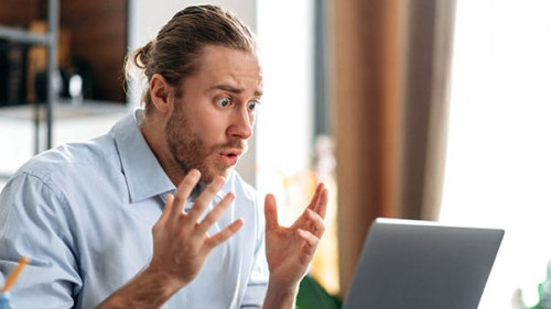 Mann-laptop-geschockt-419740998-AS-Kateryna