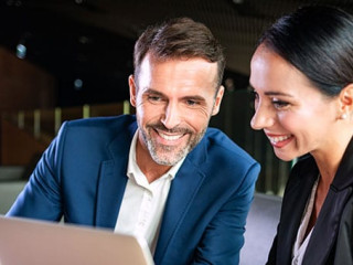 AnzugtraegerIn-300886467-AS-leszekglasner